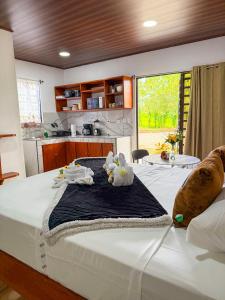 ein Schlafzimmer mit einem Bett mit zwei Stofftieren darauf in der Unterkunft Refugio Las Cortezas in Tapantí