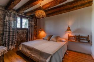 een slaapkamer met een bed in een kamer met houten vloeren bij Más Figueres in Caldes de Malavella