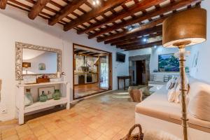 een woonkamer met een tafel en een spiegel bij Más Figueres in Caldes de Malavella