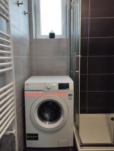 a washing machine in a small bathroom with a window at Všemina apartmán s terasou in Všemina