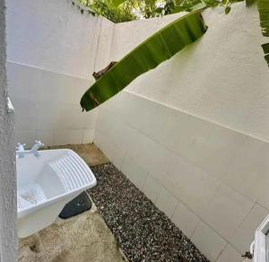 a bathroom with a sink and a banana leaf at Quarto de descanso na baixada in Mesquita