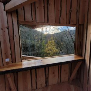 uma janela num chalé de madeira com vista em Cabane octogone sauvage - Octogonia, Ardèche em La Rochette