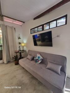 ein Wohnzimmer mit Couch und Flachbildfernseher in der Unterkunft Cabana CasaBah in São Sebastião