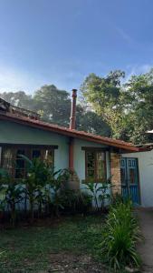 ein Haus mit einem Kamin darüber in der Unterkunft Cabana CasaBah in São Sebastião