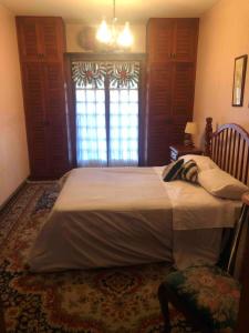 ein Schlafzimmer mit großem Bett und Fenster in der Unterkunft APART Deluxe Campos do Jordāo com lareira in Campos do Jordão + 44 Fotos