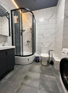 Ένα μπάνιο στο Студия в ЖК Бартоломео с кофемашиной