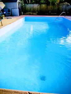 ein großer Pool mit blauem Wasser im Hof in der Unterkunft Perfect Beach Gateway in West Palm Beach
