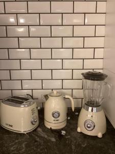 two appliances sitting on a counter in a kitchen at Departamento de lujo El Monte in San Nicolás de los Arroyos +36 photos