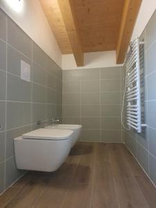 a bathroom with a toilet and a sink at Giardino di Lei, appartamento giallo in Montegrotto Terme