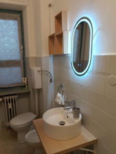 Ένα μπάνιο στο Home & Holiday Bizzozzero +15 φωτογραφίες