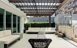 a living room with white couches and a table at FLAT de luxo mobiliado na Savassi in Belo Horizonte