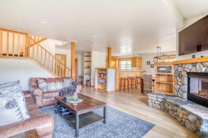 ein Wohnzimmer mit Sofa und Kamin in der Unterkunft Xanadu in Pacific City