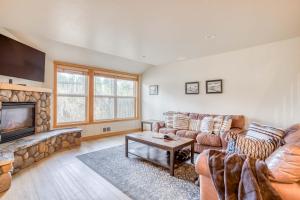 ein Wohnzimmer mit Sofa und Kamin in der Unterkunft Xanadu in Pacific City