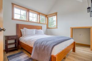 ein Schlafzimmer mit einem großen Bett und zwei Fenstern in der Unterkunft Xanadu in Pacific City