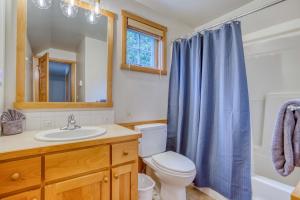 ein Badezimmer mit Toilette und Waschbecken in der Unterkunft Xanadu in Pacific City + 29 Fotos