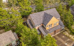 eine Draufsicht auf ein Haus mit einem Dach in der Unterkunft Xanadu in Pacific City