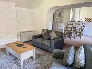 a living room with a couch and a table at Liam Cottage - Cv13 in Saint Cleer