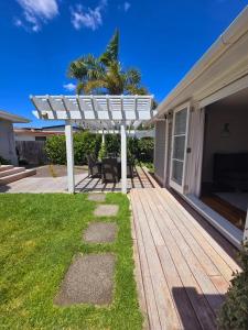 Zahrada ubytování Gorgeous Mount Beach Cottage - 3 min walk to beach