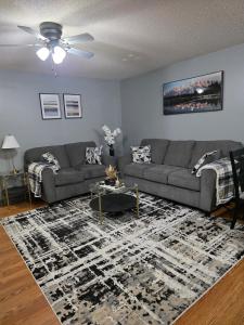 Posezení v ubytování The E-Town Retreat 2BR townhouse close to Downtown