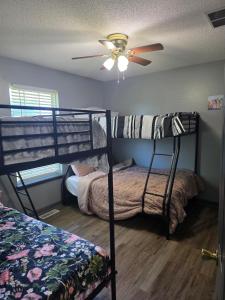 Postel nebo postele na pokoji v ubytování The E-Town Retreat 2BR townhouse close to Downtown