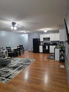 Kuchyň nebo kuchyňský kout v ubytování The E-Town Retreat 2BR townhouse close to Downtown