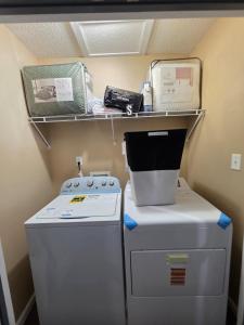 Fotografie z fotogalerie ubytování The E-Town Retreat 2BR townhouse close to Downtown v destinaci Elizabethtown