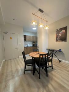 Η κουζίνα ή μικρή κουζίνα στο Alanis Klia Ggpo 3br 2b Netflix Wifi