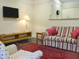 een woonkamer met 2 banken en een televisie bij Fellmere in Ambleside