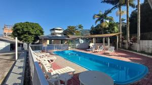 Bazén v ubytování BRUNO KLEMTZ DS1 - CASA COM PISCINA, PARQUE INFANTIL E SALA DE JOGOS- 2 dorm - MEIA PRAIA - ITAPEMA nebo v jeho okolí