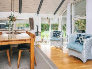 een eetkamer met een houten tafel en stoelen bij Secluded Haven in Rindby in Fanø