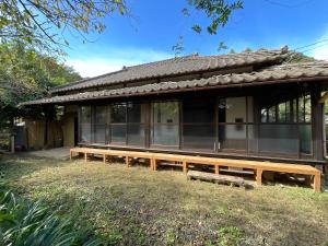 Ōwadaにある美淡-Mitan-の正面にベンチのある建物