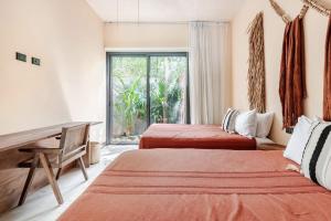 Postel nebo postele na pokoji v ubytování Enchanting 4BR VillaΔ Pool& RooftopΔPrime location + 42 fotografií