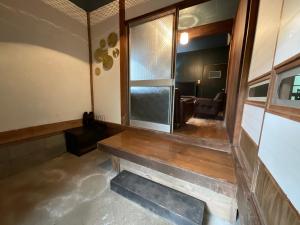 Ōwadaにある美淡-Mitan-の窓とベンチ付きの空き部屋