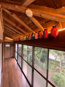 Ōwadaにある美淡-Mitan-の部屋の天井に並んだ色とりどりのランタン