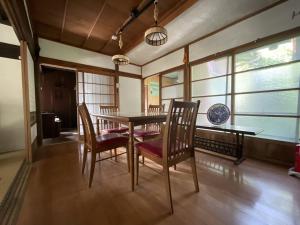 Ōwadaにある美淡-Mitan-のテーブルと椅子のあるダイニングルーム +15枚の写真