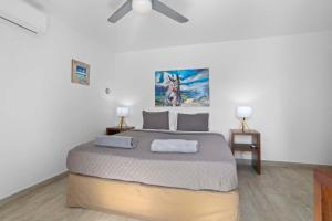 Postel nebo postele na pokoji v ubytování Belmar Oceanfront Apartment 11 with sea view right on the ocean and air conditioning in the living room