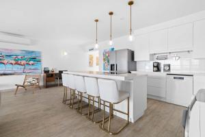 Kuchyň nebo kuchyňský kout v ubytování Belmar Oceanfront Apartment 11 with sea view right on the ocean and air conditioning in the living room