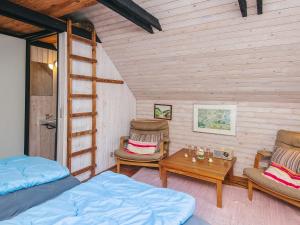 Ein Sitzbereich in der Unterkunft 6 person holiday home in Fanø-By Traum