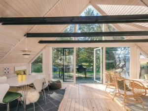 Ein Patio oder anderer Außenbereich in der Unterkunft 6 person holiday home in Fanø-By Traum