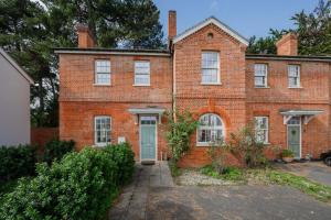 WrittleにあるGrace Bartlett House for 5 with Free Parking for 2の青い扉のある古いレンガ造りの家