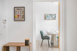 WrittleにあるGrace Bartlett House for 5 with Free Parking for 2の白いダイニングルーム(テーブル、椅子付)