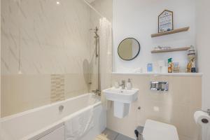 WrittleにあるGrace Bartlett House for 5 with Free Parking for 2の浴槽、洗面台、トイレを備えたバスルーム +50枚の写真