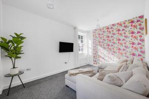 WrittleにあるGrace Bartlett House for 5 with Free Parking for 2のソファとテレビのある白いリビングルーム