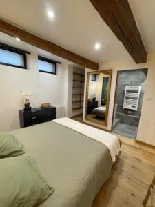 En eller flere senge i et værelse på Cozy house + 19 billeder