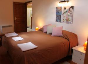 1 dormitorio con 1 cama grande y 2 toallas. en B&B La Borella Casa Conti en Vallouise