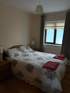 Un dormitorio con una cama con dos toallas encima. en Islands View, en Wexford 2 fotos más