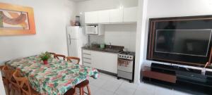 Kuchyň nebo kuchyňský kout v ubytování BRUNO KLEMTZ DS1 - CASA COM PISCINA, PARQUE INFANTIL E SALA DE JOGOS- 2 dorm - MEIA PRAIA - ITAPEMA