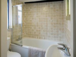 ein Badezimmer mit Waschbecken, Badewanne und Toilette in der Unterkunft Sharrowhead Cottage - E4044 in Robin Hood's Bay