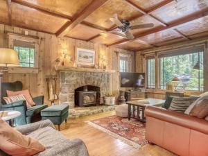 Μια τηλεόραση ή/και κέντρο ψυχαγωγίας στο Wallace Cottage - Meredith Lodging