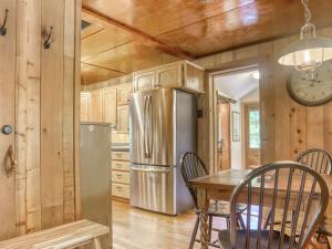 Η κουζίνα ή μικρή κουζίνα στο Wallace Cottage - Meredith Lodging